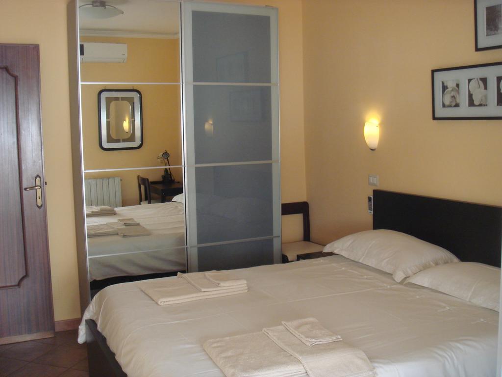 Tano'S Apartment Giardini Naxos Phòng bức ảnh